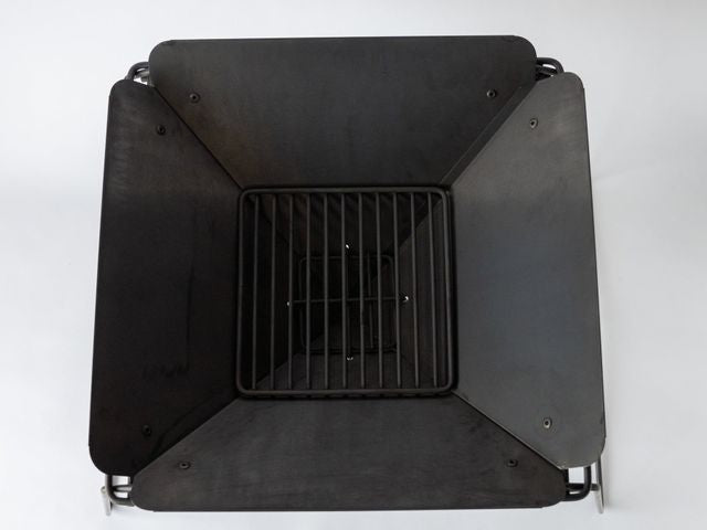 96【KURO】黒染め焚火台|炎が映える光反射防止設計|簡単組立・薄型収納