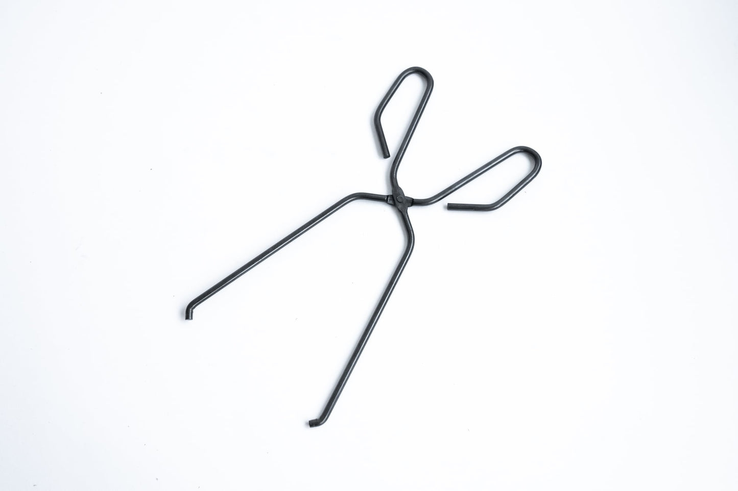 96【KURO】黒染め火ばさみ｜クラシックタイプの薪つかみ｜日本製・キャンプ用トング代替品｜オリジナル本革留め具付き