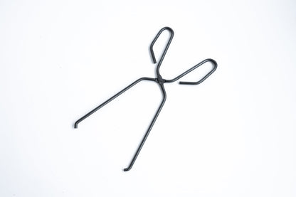 96【KURO】黒染め火ばさみ｜クラシックタイプの薪つかみ｜日本製・キャンプ用トング代替品｜オリジナル本革留め具付き