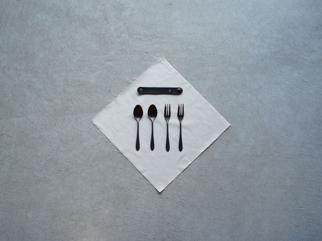 【96 KURO】カトラリー贈りものパッケージCざらざら｜黒染め小型ステンレスカトラリーセット・日本製ギフト