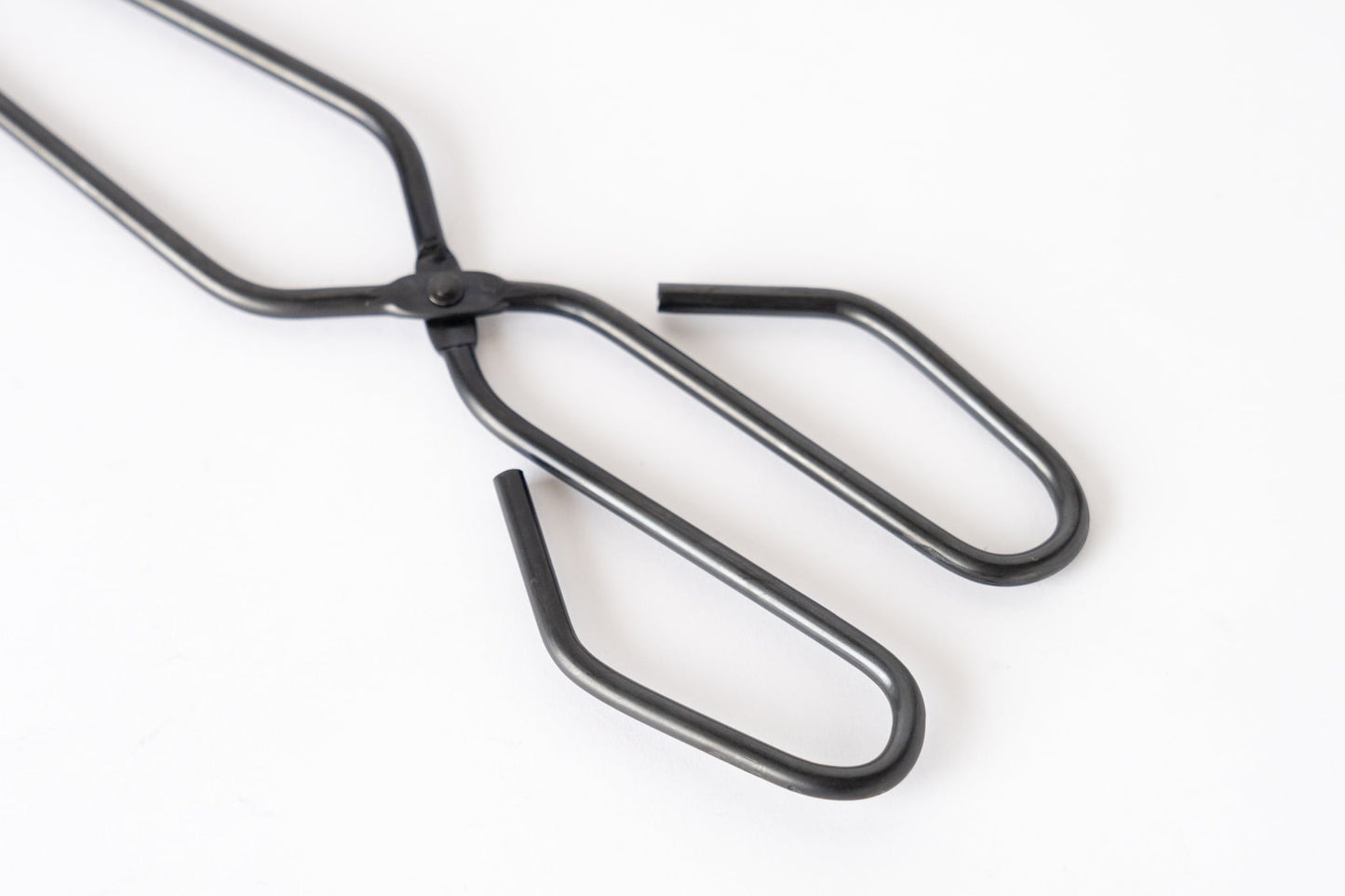 96【KURO】黒染め火ばさみ｜クラシックタイプの薪つかみ｜日本製・キャンプ用トング代替品｜オリジナル本革留め具付き