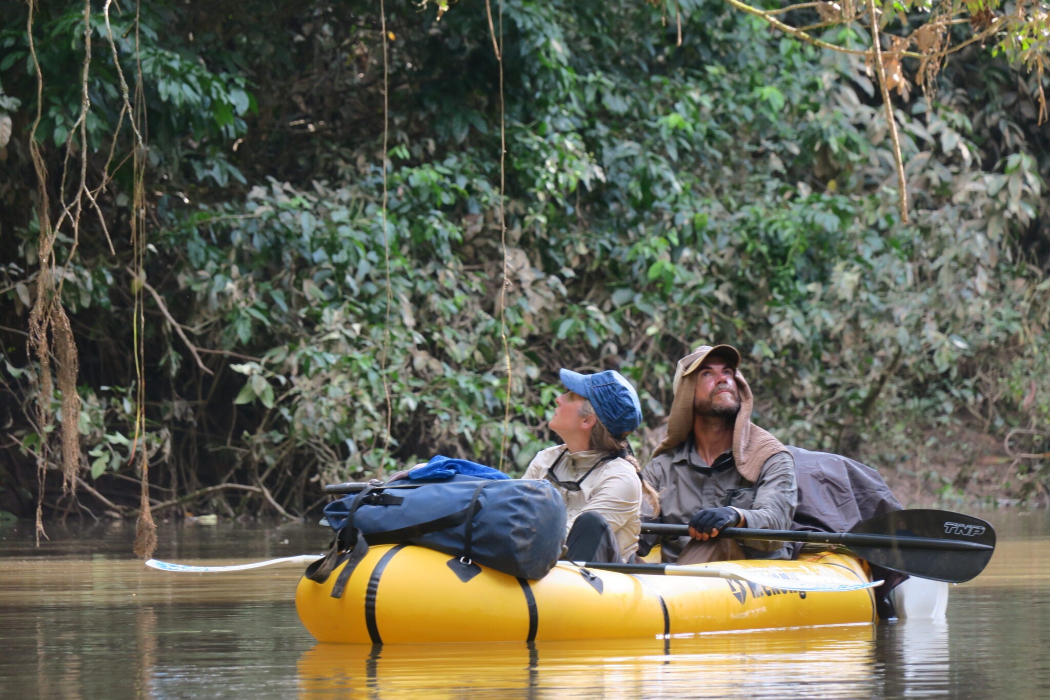MEKONG William Shakes Beerに2人で乗り川を旅する様子