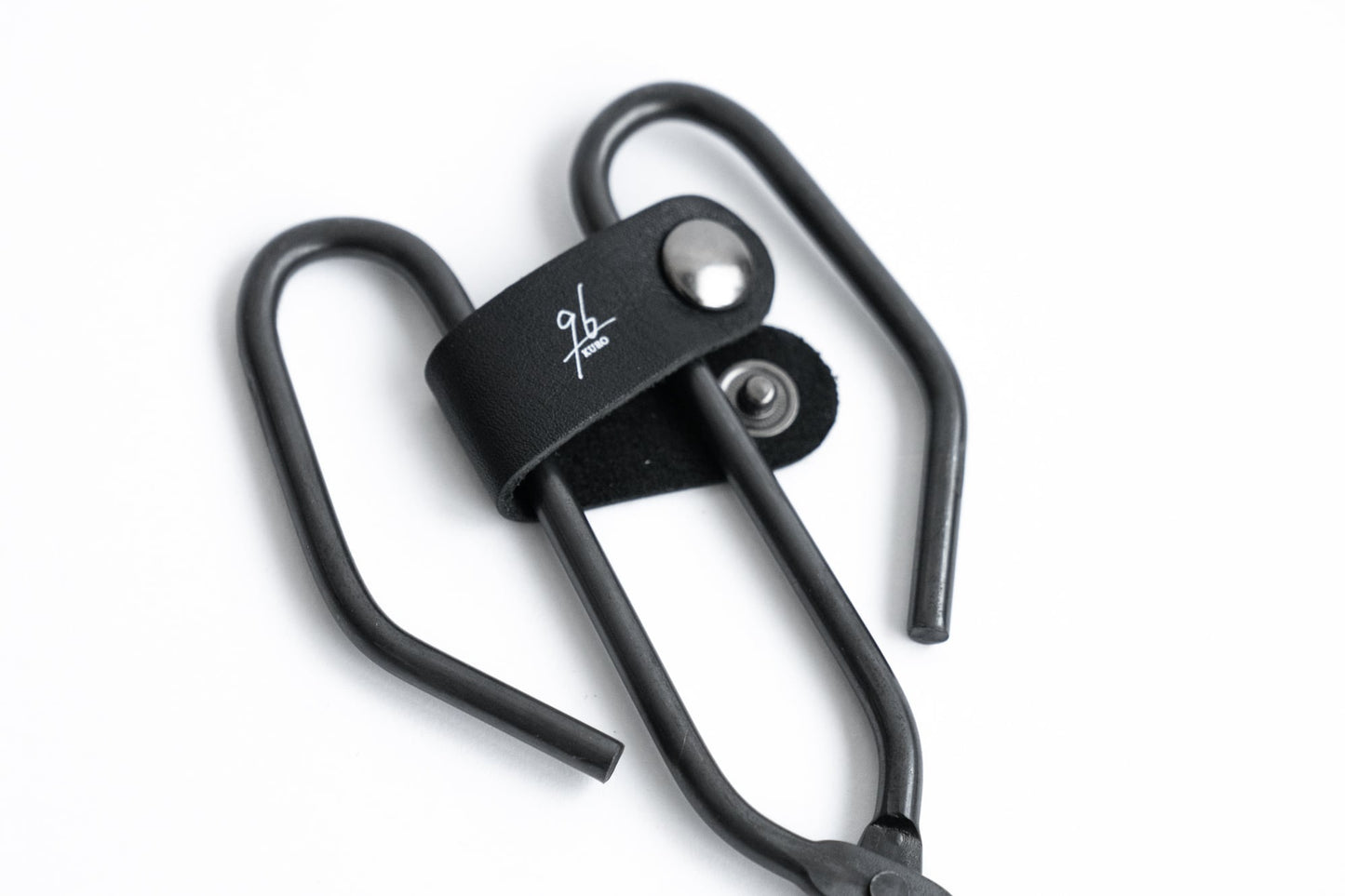 96【KURO】黒染め火ばさみ｜クラシックタイプの薪つかみ｜日本製・キャンプ用トング代替品｜オリジナル本革留め具付き