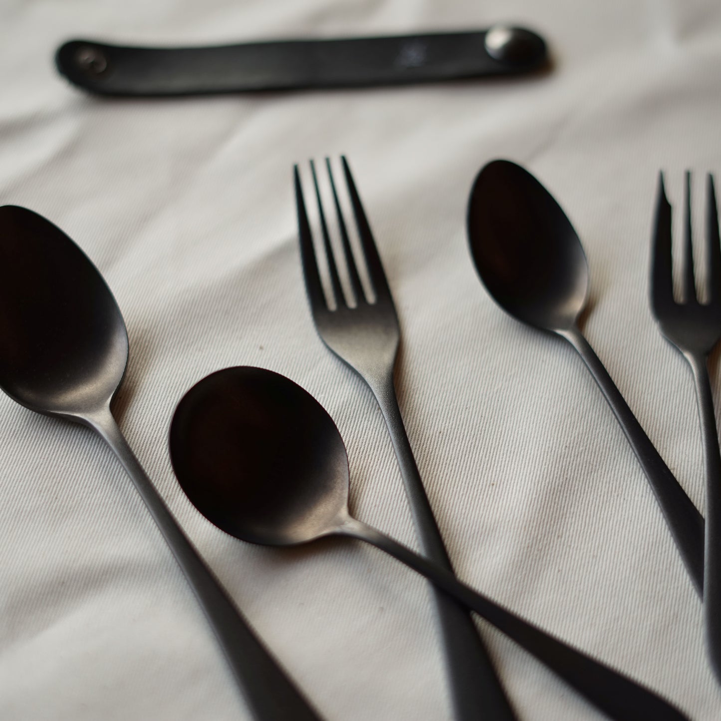 【96 KURO】カトラリー贈りものパッケージBざらざら｜黒染めステンレス製フルセット・日本製ギフト