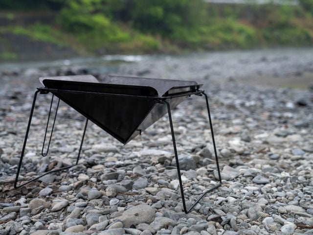 96【KURO】黒染め焚火台｜炎が映える光反射防止設計｜簡単組立・薄型収納