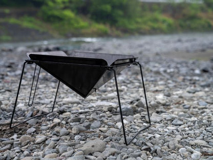 96【KURO】黒染め焚火台｜炎が映える光反射防止設計｜簡単組立・薄型収納