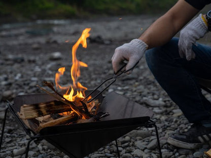 96【KURO】黒染め焚火台｜炎が映える光反射防止設計｜簡単組立・薄型収納