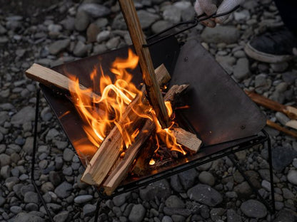 96【KURO】黒染め焚火台｜炎が映える光反射防止設計｜簡単組立・薄型収納