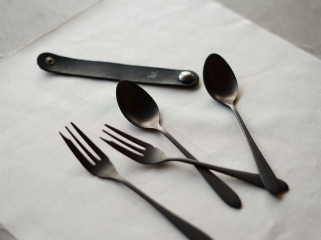 【96 KURO】カトラリー贈りものパッケージCざらざら｜黒染め小型ステンレスカトラリーセット・日本製ギフト