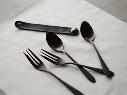 【96 KURO】カトラリー贈りものパッケージCざらざら｜黒染め小型ステンレスカトラリーセット・日本製ギフト