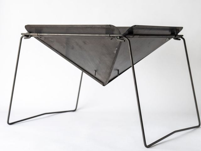 96【KURO】黒染め焚火台｜炎が映える光反射防止設計｜簡単組立・薄型収納