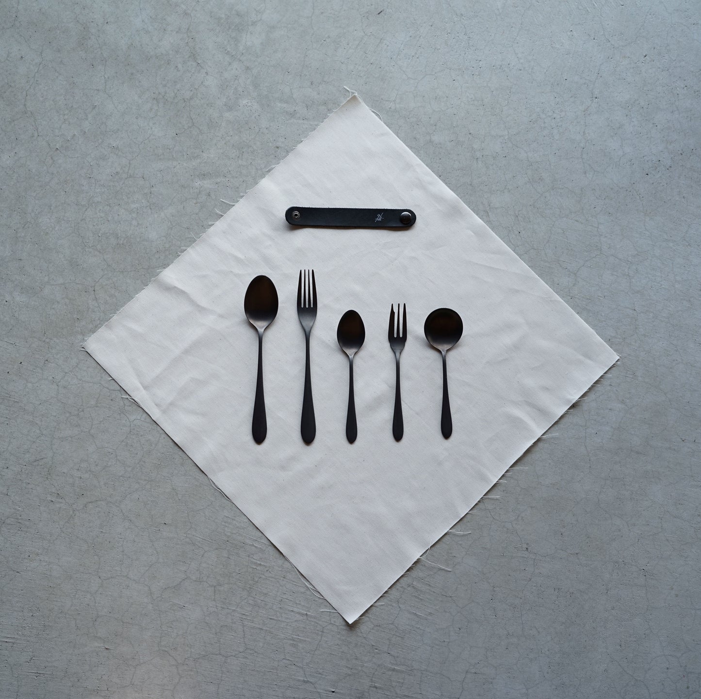 【96 KURO】カトラリー贈りものパッケージBざらざら｜黒染めステンレス製フルセット・日本製ギフト