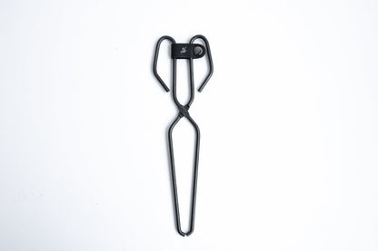 96【KURO】黒染め火ばさみ｜クラシックタイプの薪つかみ｜日本製・キャンプ用トング代替品｜オリジナル本革留め具付き